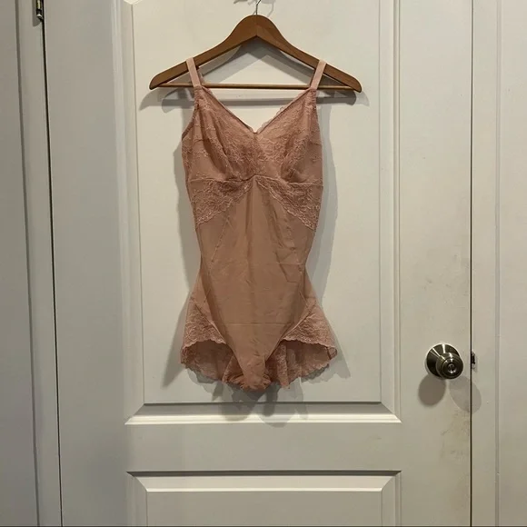 Spanx Spotlight On Lace Bodysuit - Picture 5 of 6